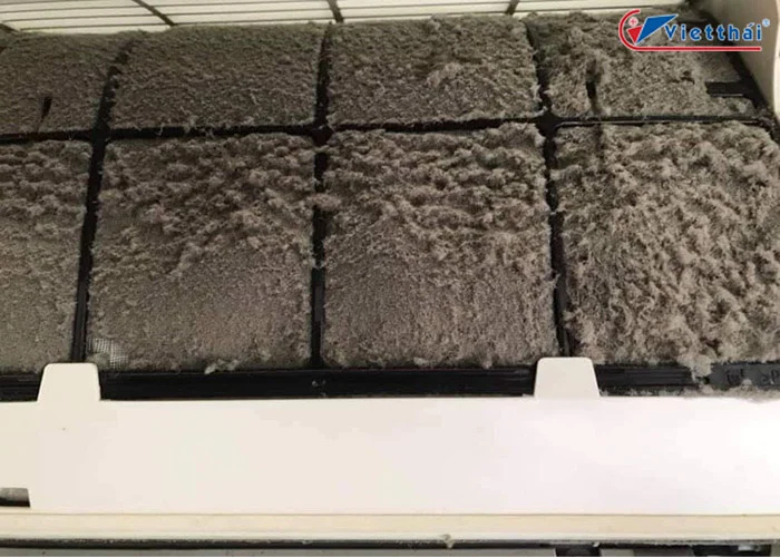 Thường xuyên tháo lưới lọc máy lạnh xuống vệ sinh sạch sẽ