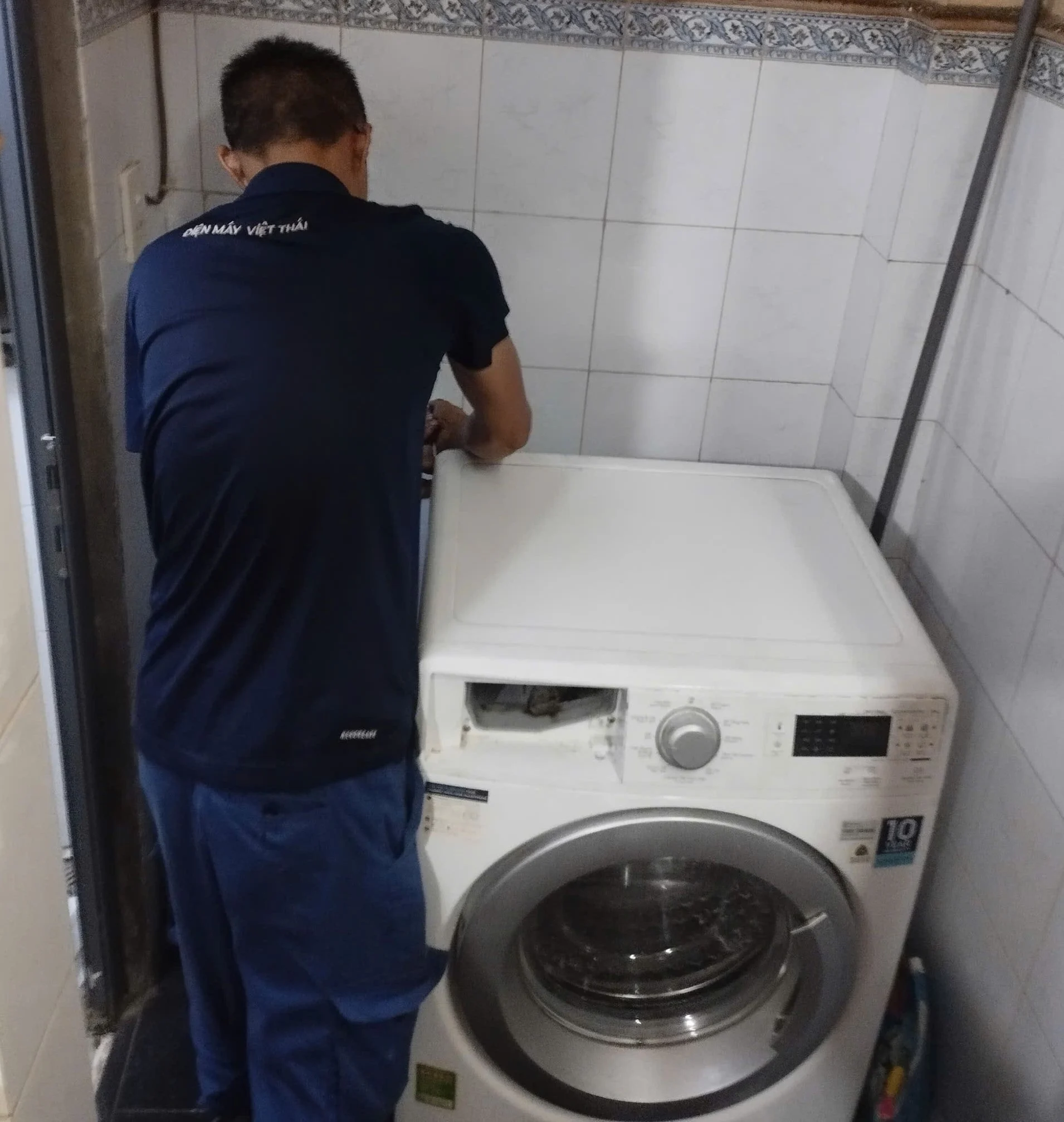 VIệt Thái đang mở lắp máy giặt kiểm tra phần phía trong lồng giặt có bị rách nứt không- Nếu có bao ngay cho khách hàng.