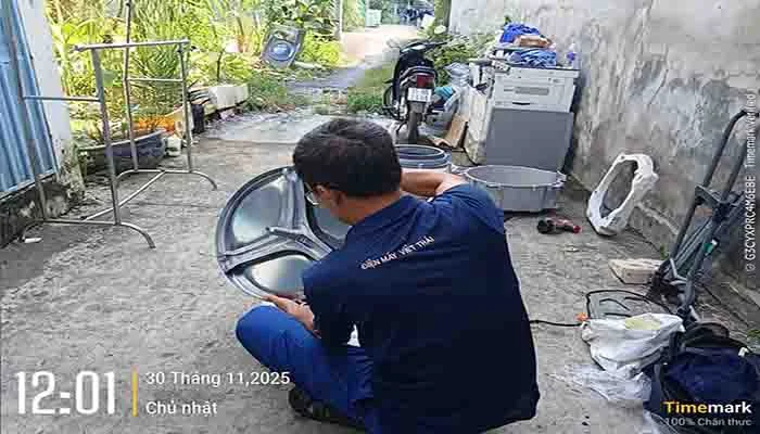 Thợ thay chảng ba máy giặt electrolux của Việt Thái trông rất uy tín và chuyên nghiệp.