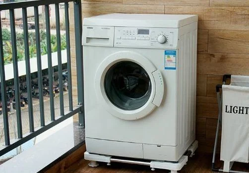 Kê máy giặt trên đế để máy chạy êm hơn