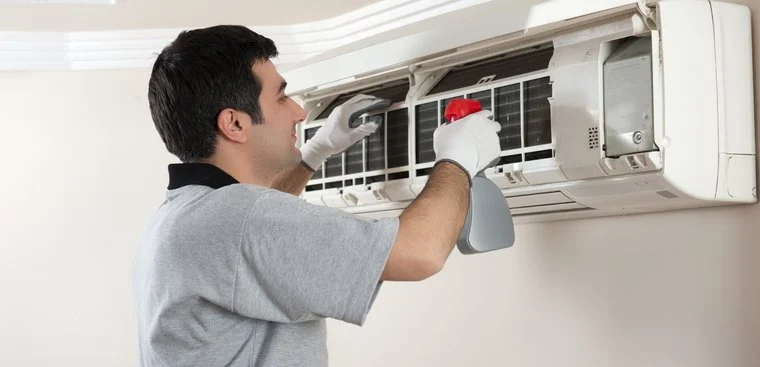 Dùng chất tẩy rủa chuyên dụng để vệ sinh máy lạnh