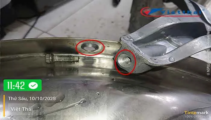 Chỗ khoanh đỏ là tai lồi ra của lồng inox sẽ ăn khớp vào chỗ lõm của chảng ba