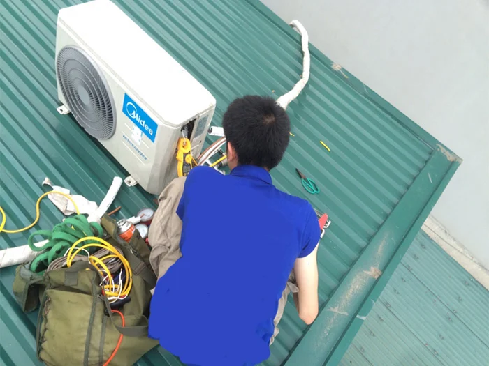 Nên kê miếng mút xốp dưới cục nóng khi lắp trên mái tôn đỡ ồn