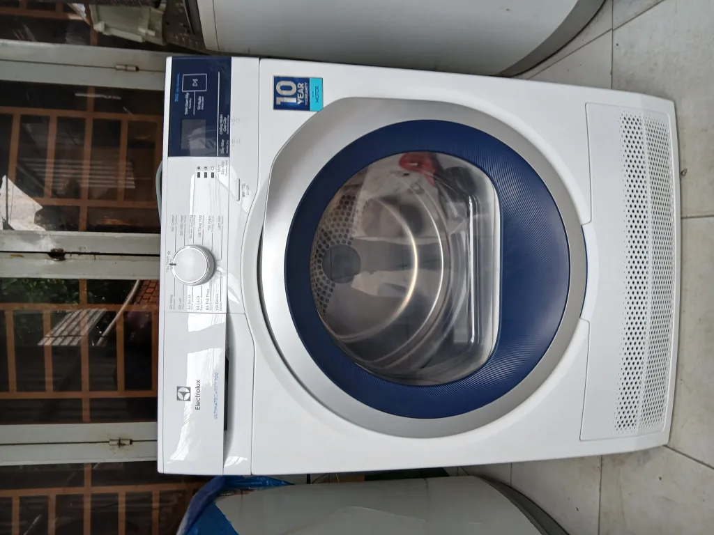 Máy Sấy Ngưng Tụ Electrolux EDC704GEWA Mới 95%
